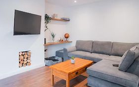 Tu Casa Brighton , A Beautiful & Peaceful 4 Bedroom House With Garden, Bbq Area , Ev & Parking